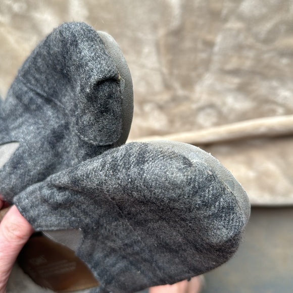 Women’s size 11 flannel Toms - Picture 4 of 4